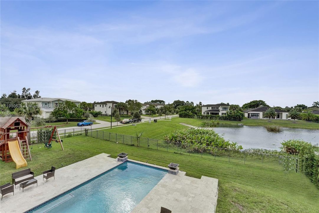 待售: $2,000,000 (5 贝兹, 5 浴室, 4044 平方英尺)