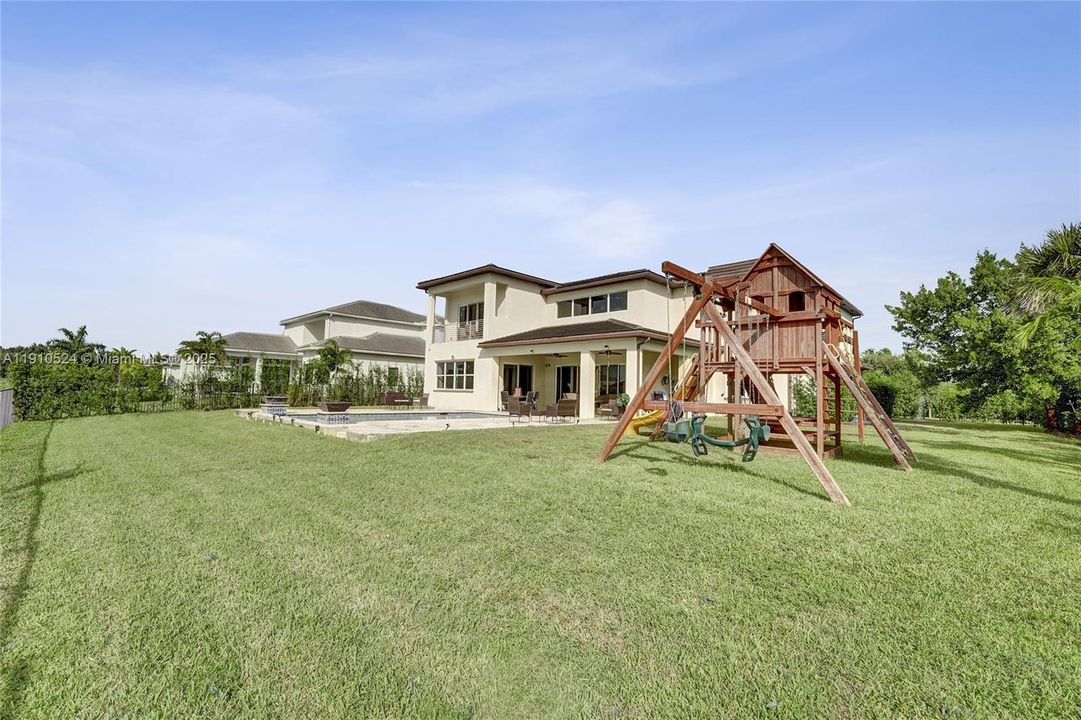 待售: $2,000,000 (5 贝兹, 5 浴室, 4044 平方英尺)