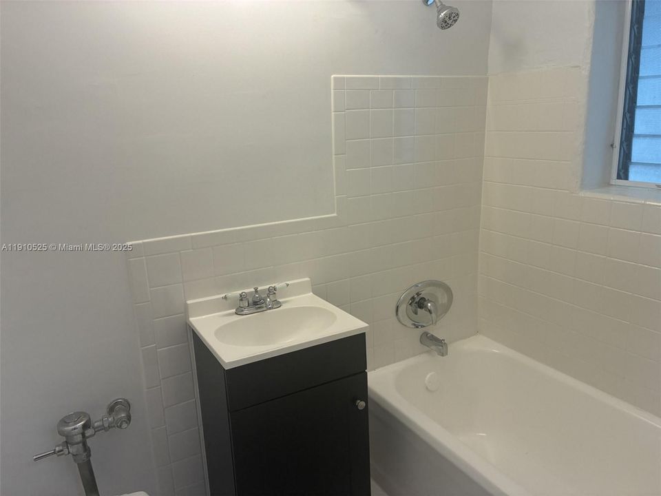 Recently Rented: $1,600 (0 beds, 1 baths, 450 Square Feet)