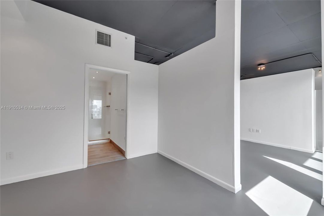 Active With Contract: $415,000 (2 beds, 2 baths, 1000 Square Feet)