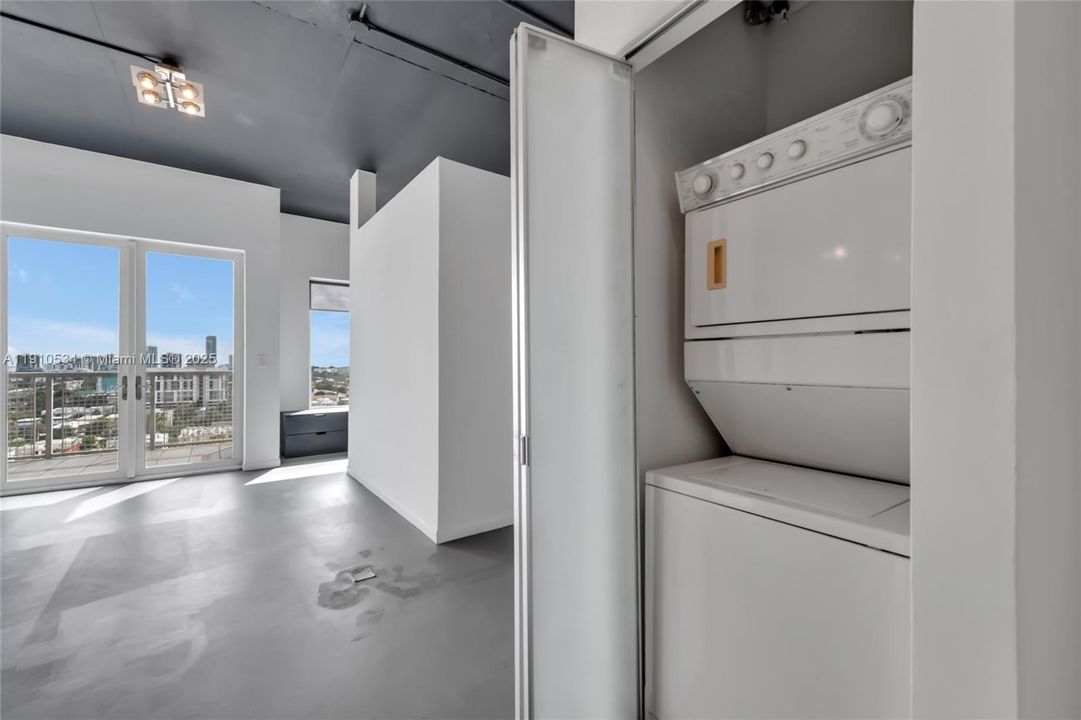 Active With Contract: $415,000 (2 beds, 2 baths, 1000 Square Feet)