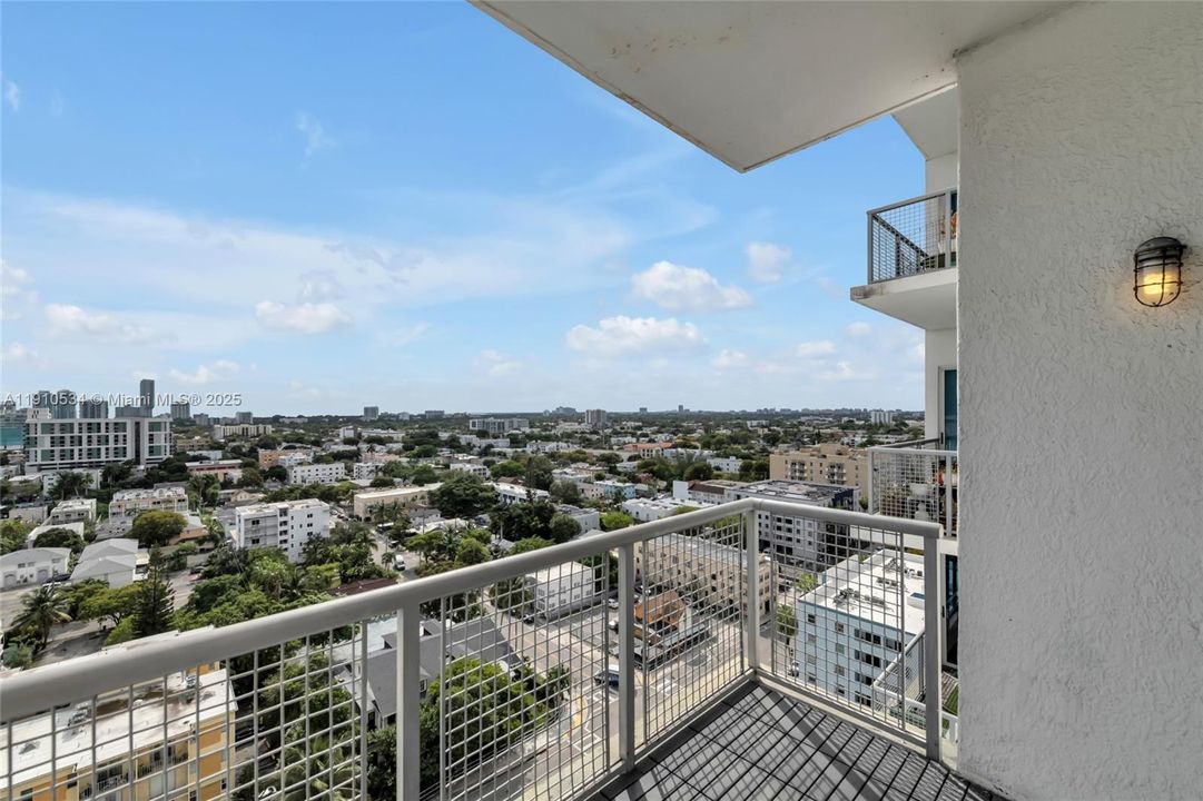Active With Contract: $415,000 (2 beds, 2 baths, 1000 Square Feet)