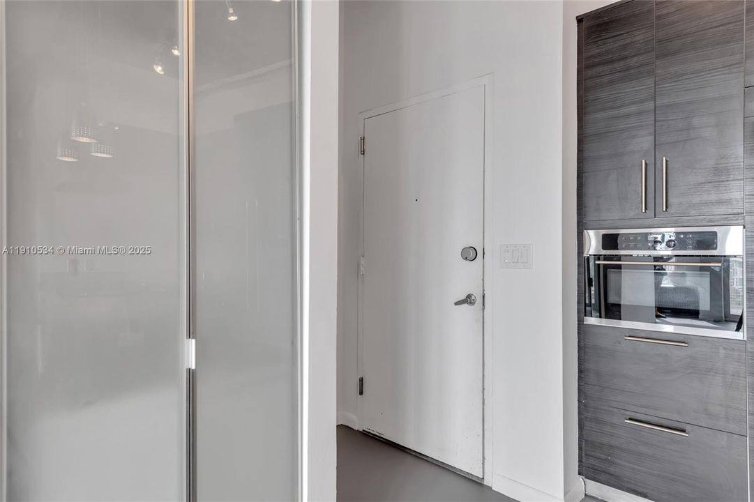 Active With Contract: $415,000 (2 beds, 2 baths, 1000 Square Feet)