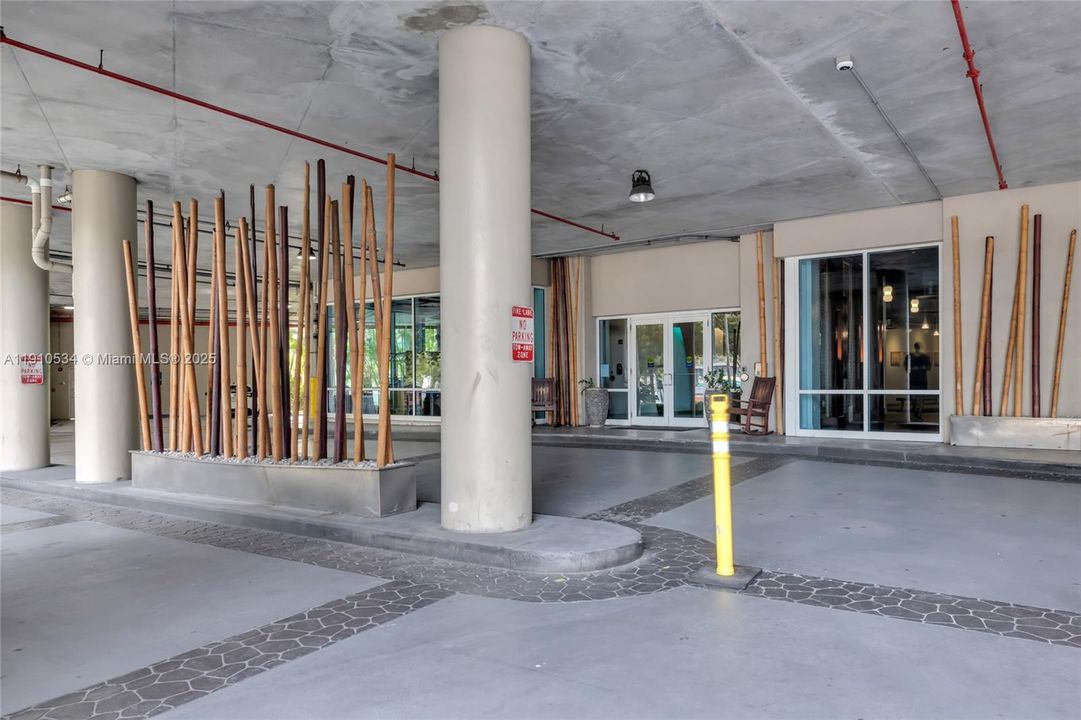 Active With Contract: $415,000 (2 beds, 2 baths, 1000 Square Feet)