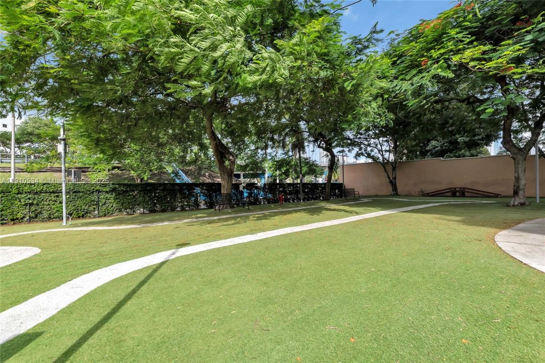 Active With Contract: $415,000 (2 beds, 2 baths, 1000 Square Feet)