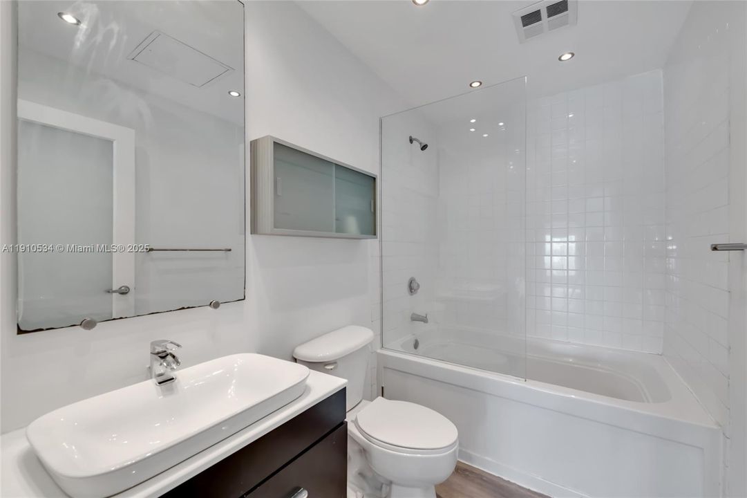 Active With Contract: $415,000 (2 beds, 2 baths, 1000 Square Feet)