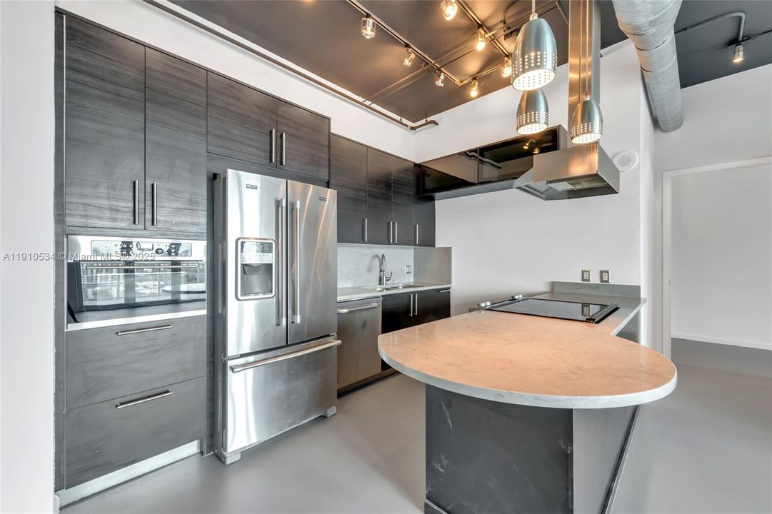 Active With Contract: $415,000 (2 beds, 2 baths, 1000 Square Feet)