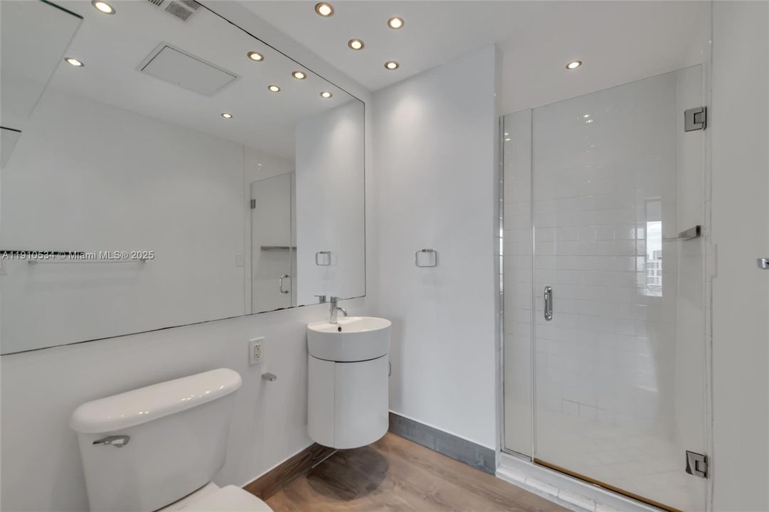 Active With Contract: $415,000 (2 beds, 2 baths, 1000 Square Feet)