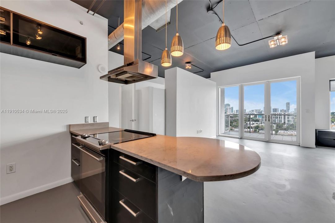 Active With Contract: $415,000 (2 beds, 2 baths, 1000 Square Feet)