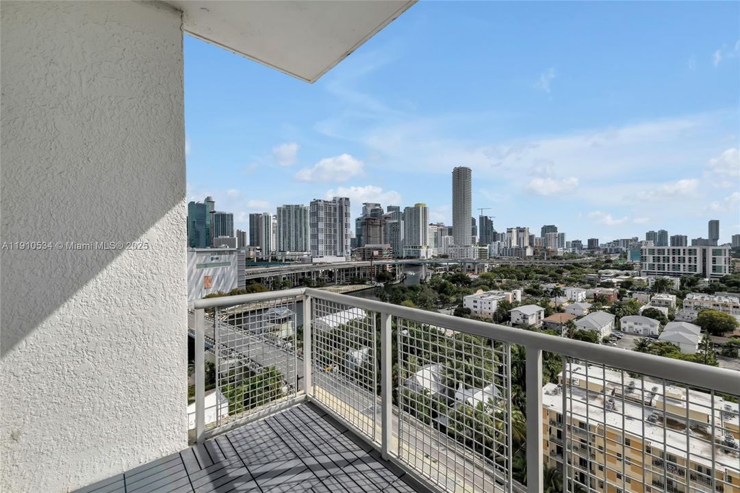 Active With Contract: $415,000 (2 beds, 2 baths, 1000 Square Feet)