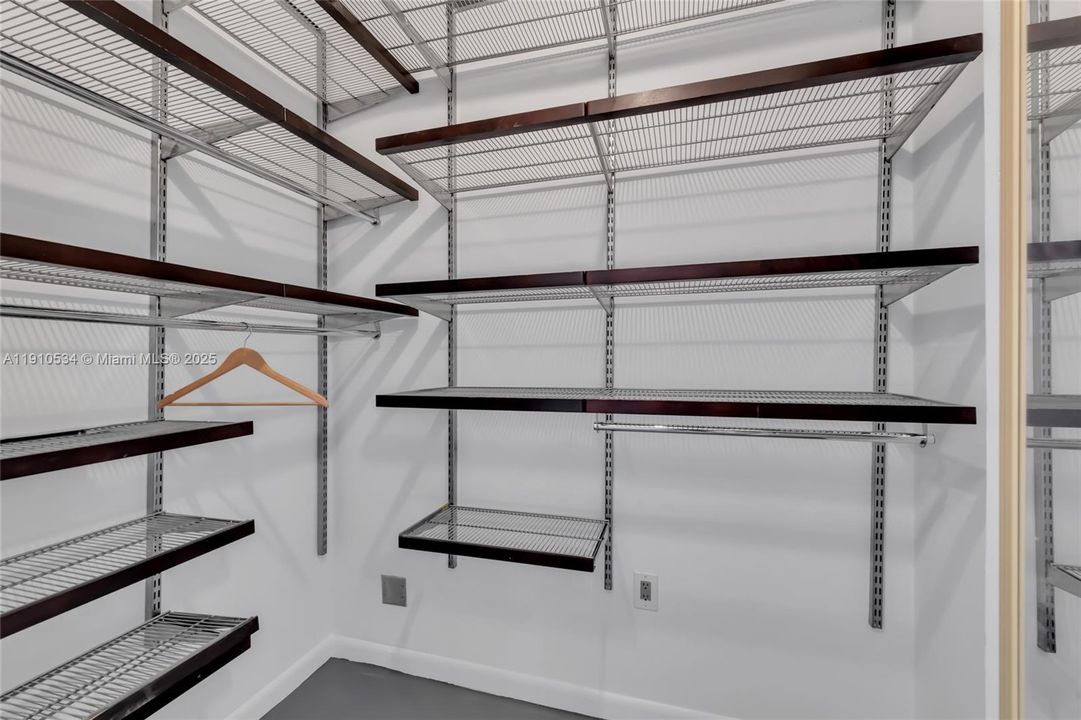 Active With Contract: $415,000 (2 beds, 2 baths, 1000 Square Feet)