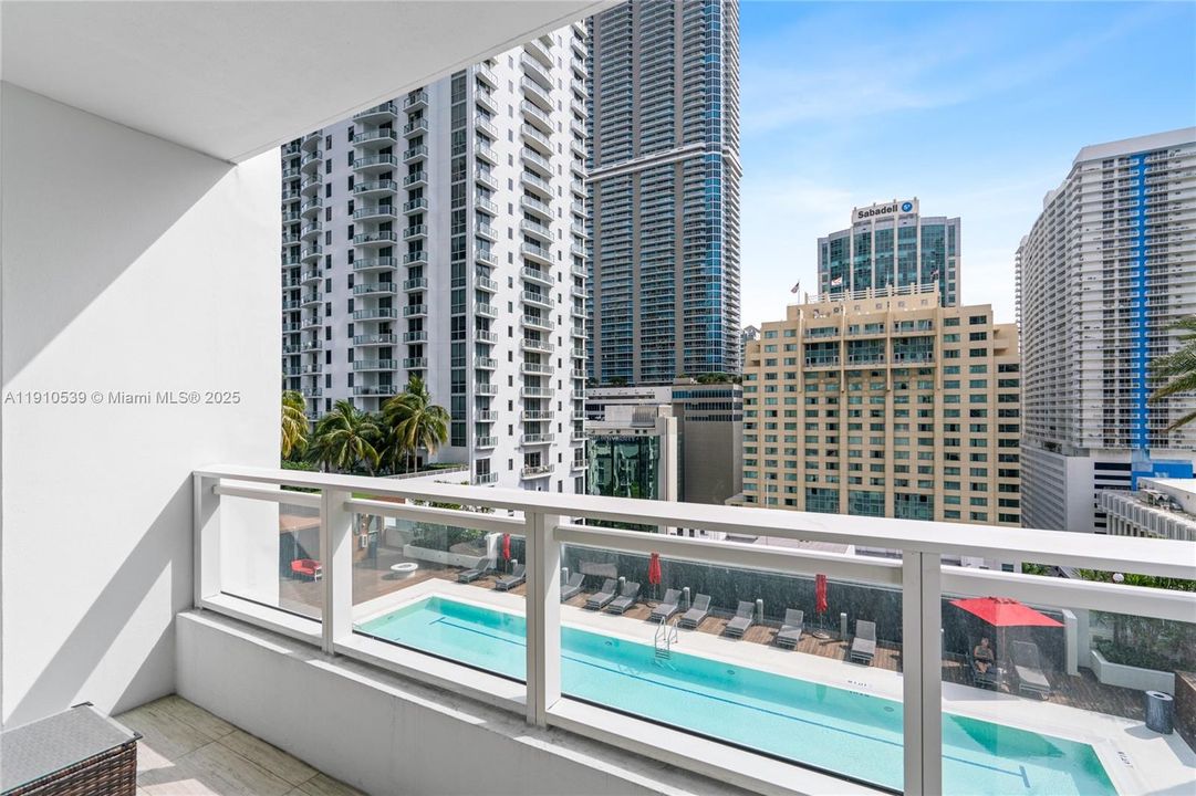 For Sale: $595,000 (1 beds, 1 baths, 905 Square Feet)