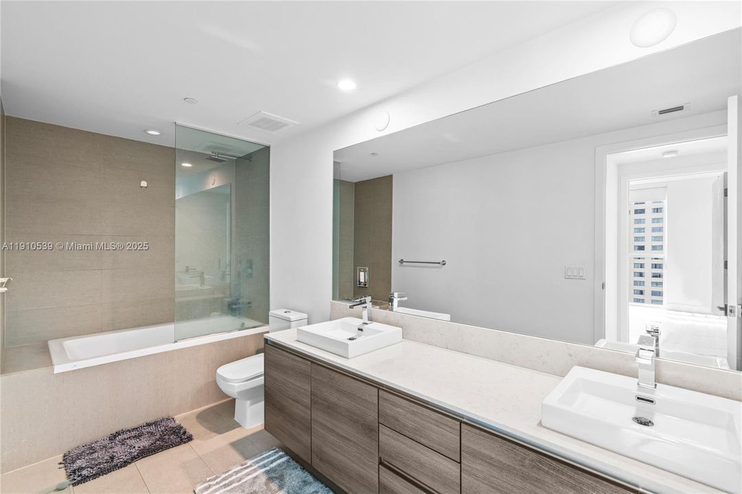 For Sale: $595,000 (1 beds, 1 baths, 905 Square Feet)