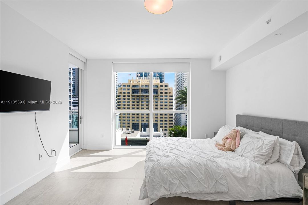 For Sale: $595,000 (1 beds, 1 baths, 905 Square Feet)