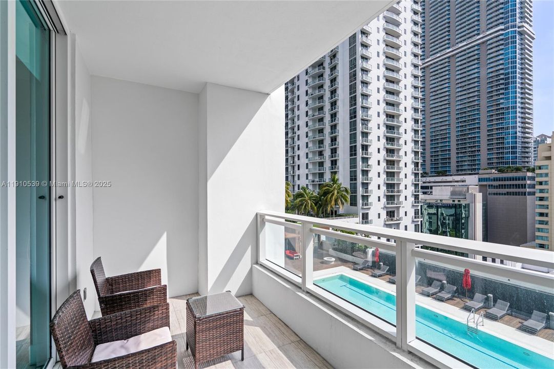 For Sale: $595,000 (1 beds, 1 baths, 905 Square Feet)