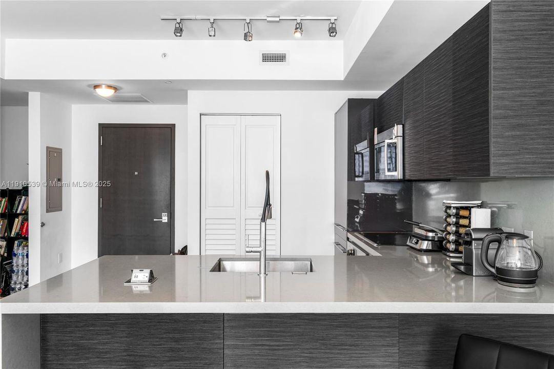 For Sale: $595,000 (1 beds, 1 baths, 905 Square Feet)