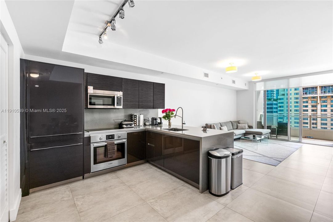 For Sale: $595,000 (1 beds, 1 baths, 905 Square Feet)