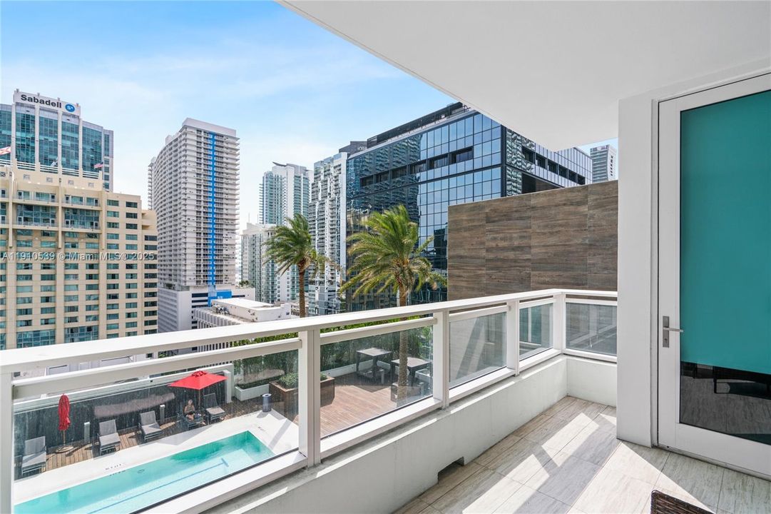For Sale: $595,000 (1 beds, 1 baths, 905 Square Feet)