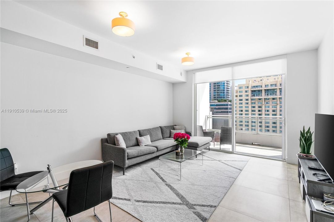 For Sale: $595,000 (1 beds, 1 baths, 905 Square Feet)