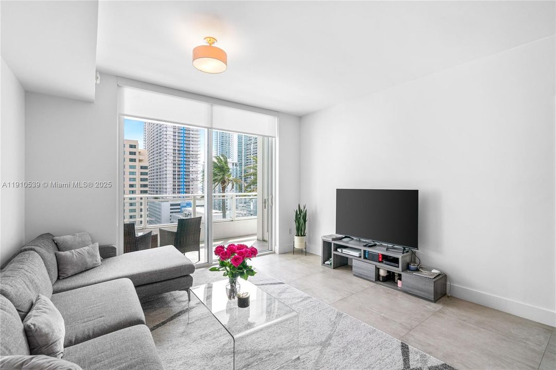 For Sale: $595,000 (1 beds, 1 baths, 905 Square Feet)