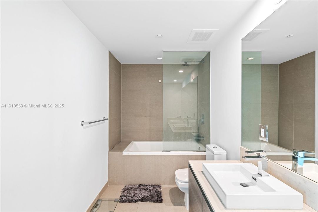 For Sale: $595,000 (1 beds, 1 baths, 905 Square Feet)