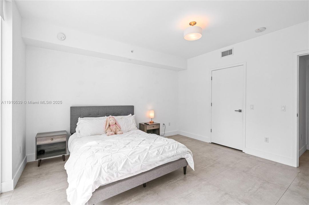 For Sale: $595,000 (1 beds, 1 baths, 905 Square Feet)