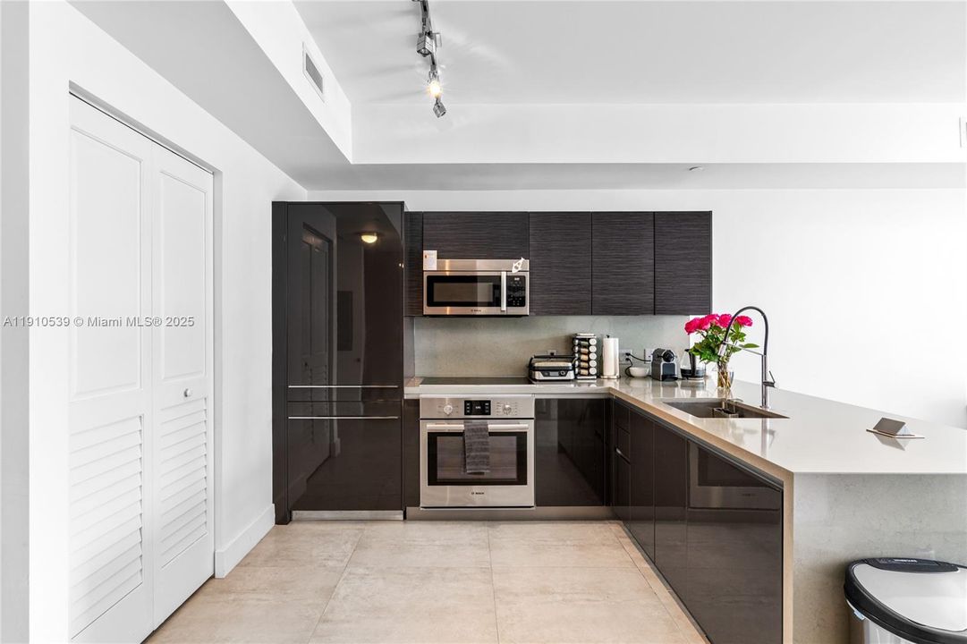For Sale: $595,000 (1 beds, 1 baths, 905 Square Feet)