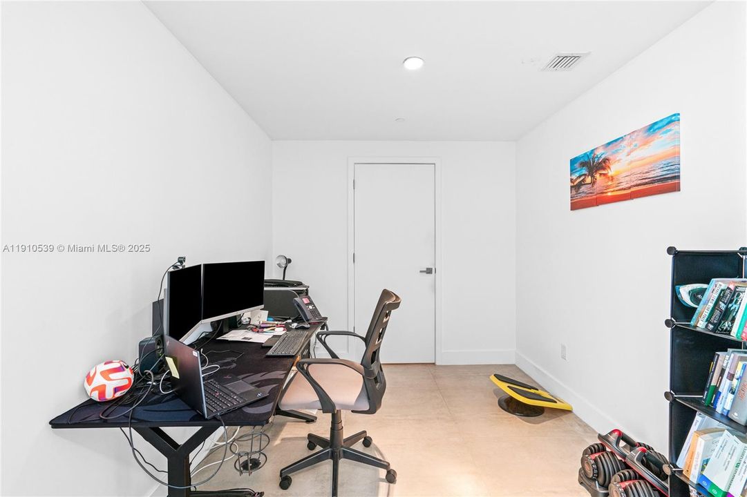 For Sale: $595,000 (1 beds, 1 baths, 905 Square Feet)