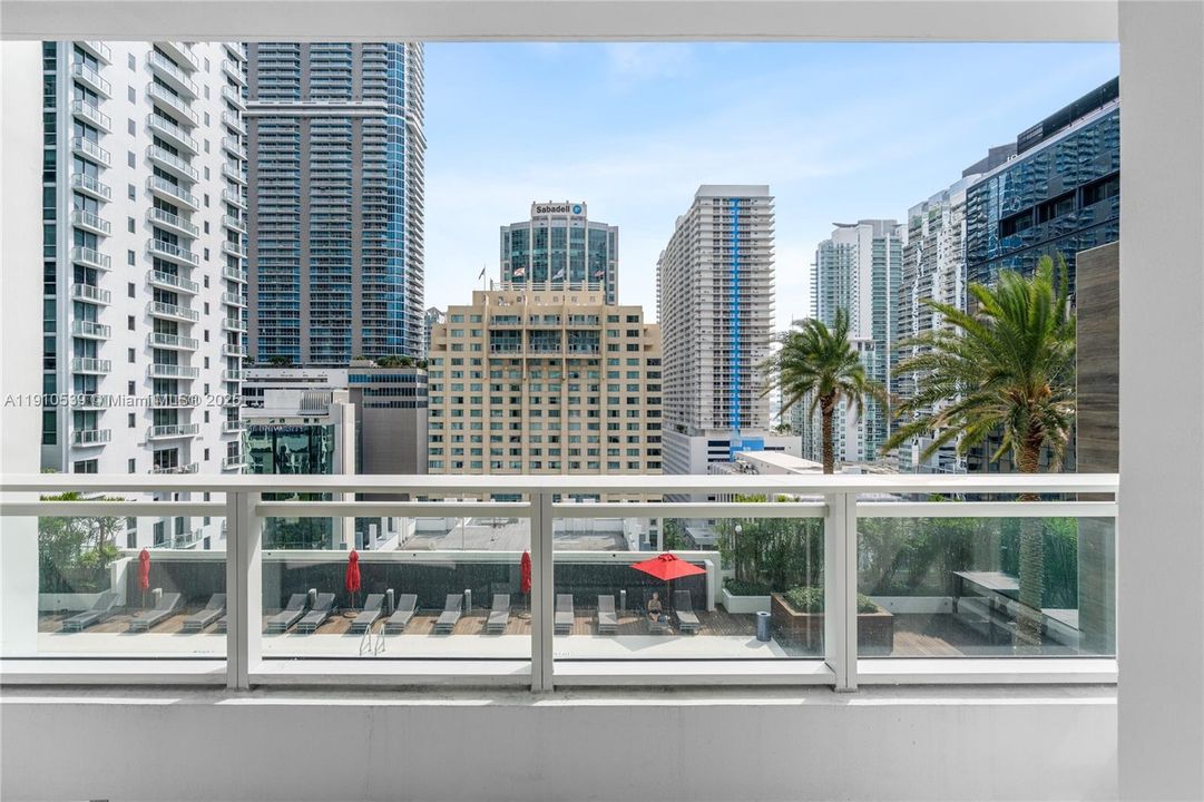 For Sale: $595,000 (1 beds, 1 baths, 905 Square Feet)