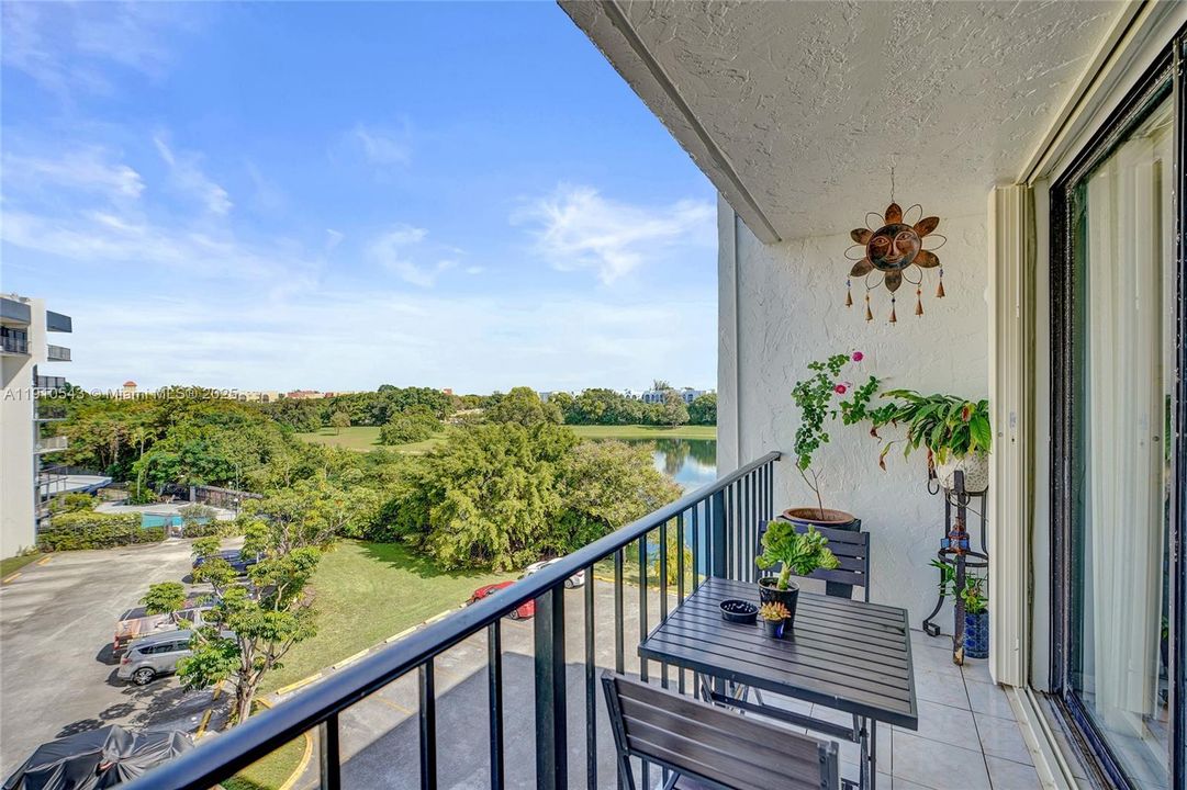 For Sale: $330,000 (2 beds, 2 baths, 1000 Square Feet)