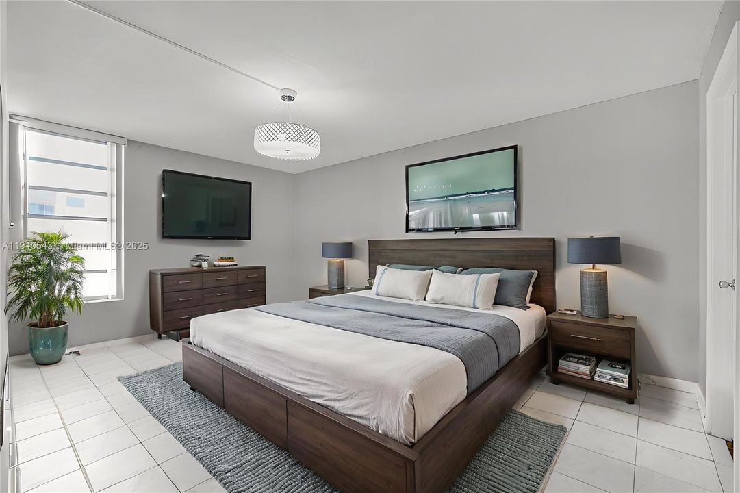 For Sale: $330,000 (2 beds, 2 baths, 1000 Square Feet)