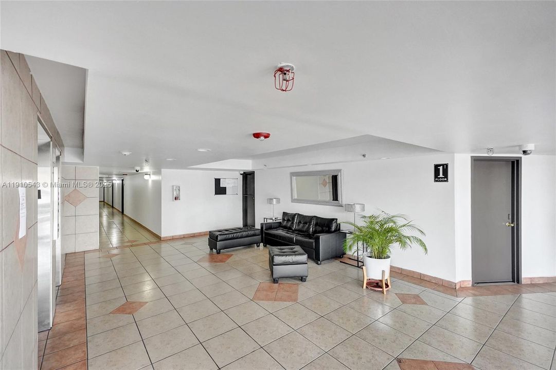 For Sale: $330,000 (2 beds, 2 baths, 1000 Square Feet)