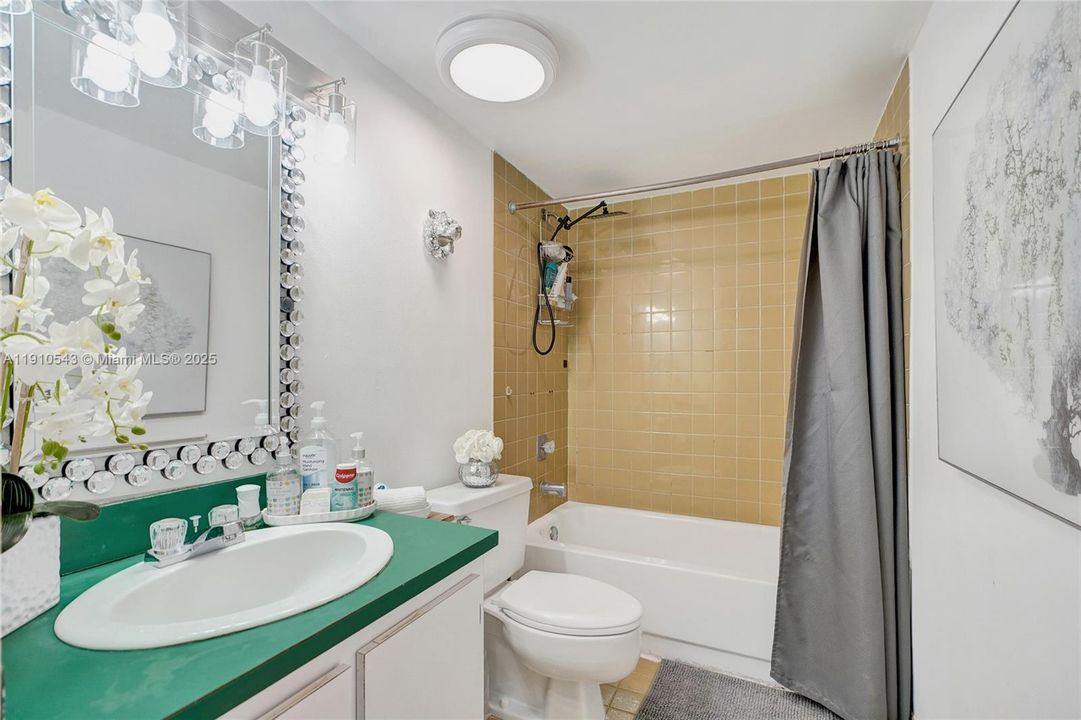 For Sale: $330,000 (2 beds, 2 baths, 1000 Square Feet)