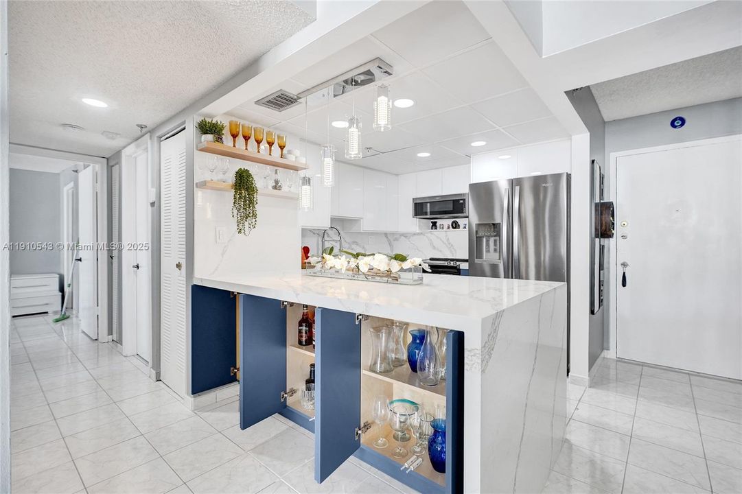 For Sale: $330,000 (2 beds, 2 baths, 1000 Square Feet)