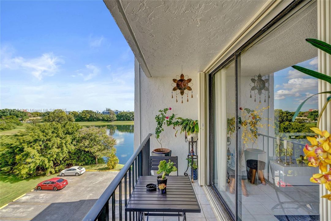 For Sale: $330,000 (2 beds, 2 baths, 1000 Square Feet)