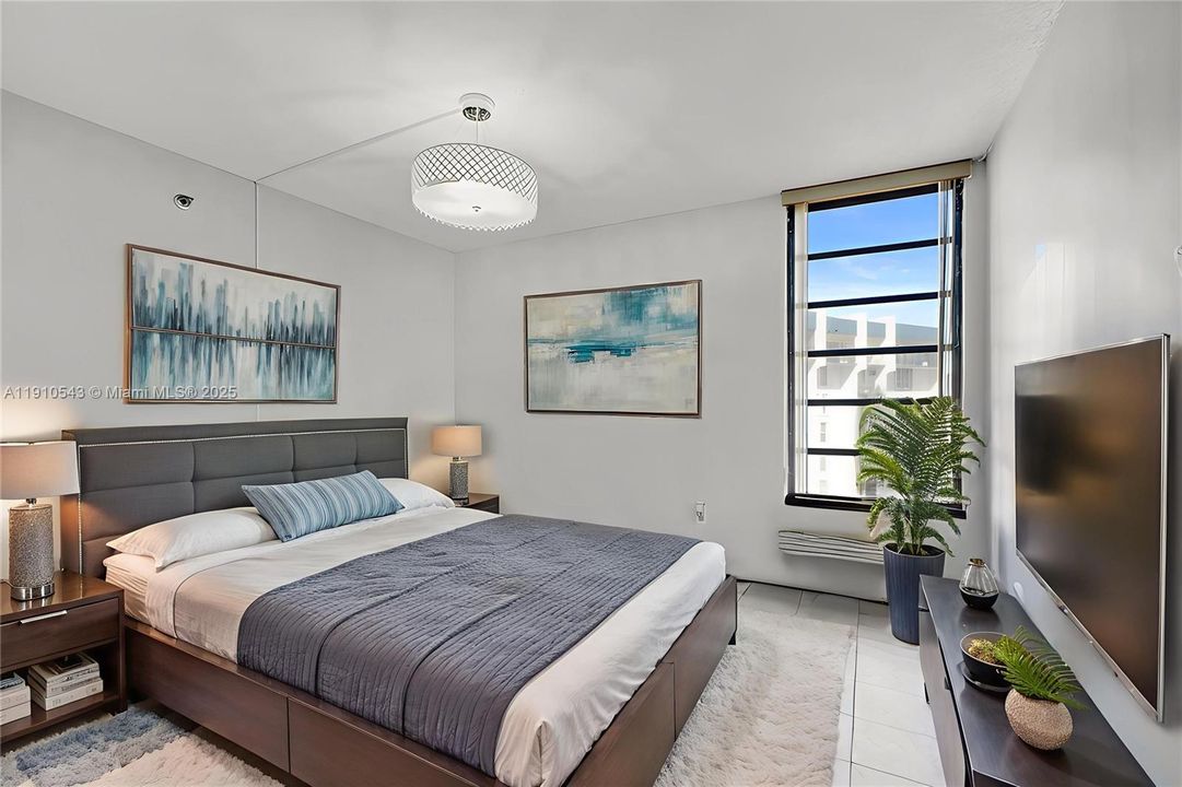 For Sale: $330,000 (2 beds, 2 baths, 1000 Square Feet)