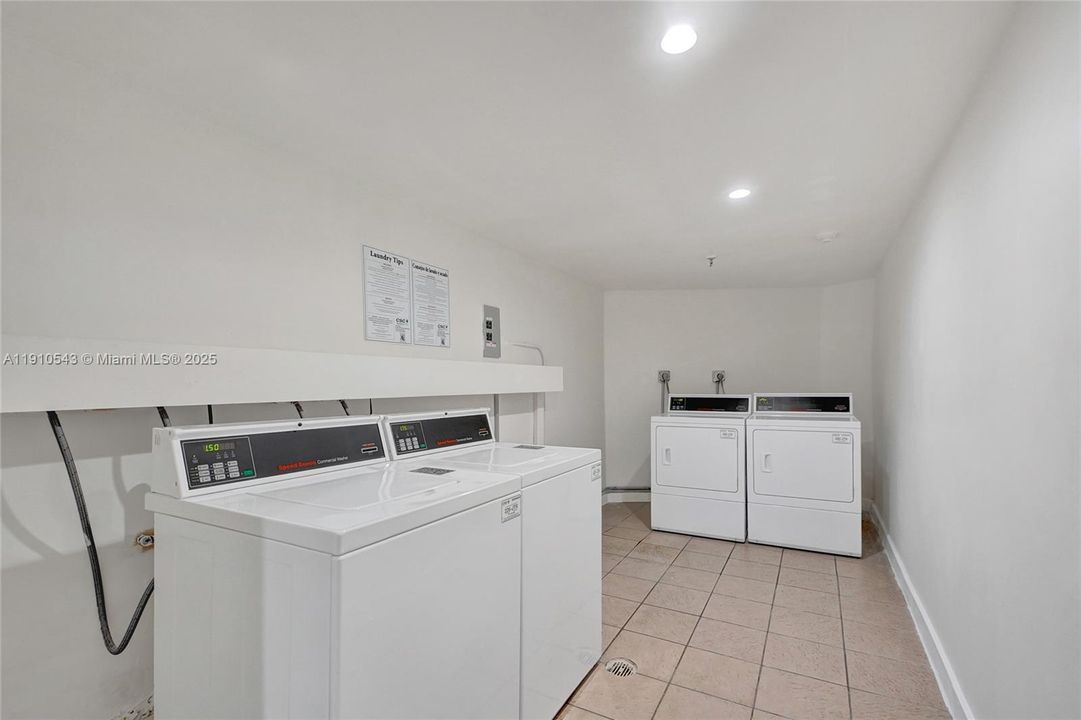For Sale: $330,000 (2 beds, 2 baths, 1000 Square Feet)