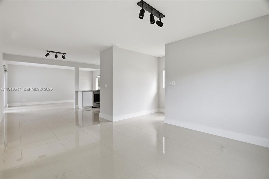 出租: $5,000 (3 贝兹, 2 浴室, 1387 平方英尺)