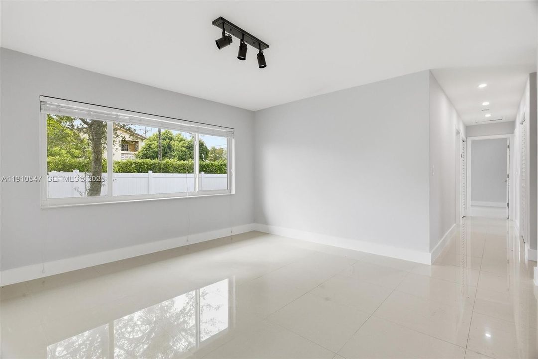 出租: $5,000 (3 贝兹, 2 浴室, 1387 平方英尺)