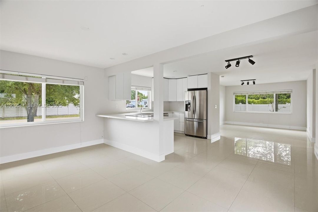 出租: $5,000 (3 贝兹, 2 浴室, 1387 平方英尺)