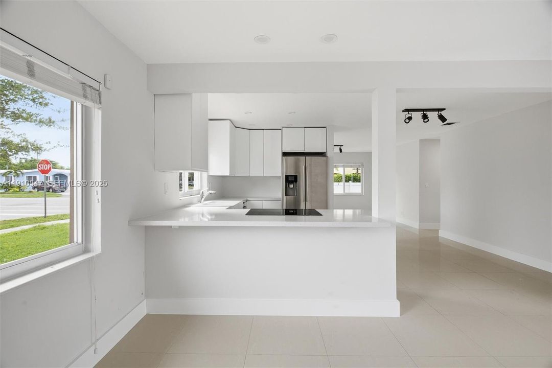 出租: $5,000 (3 贝兹, 2 浴室, 1387 平方英尺)