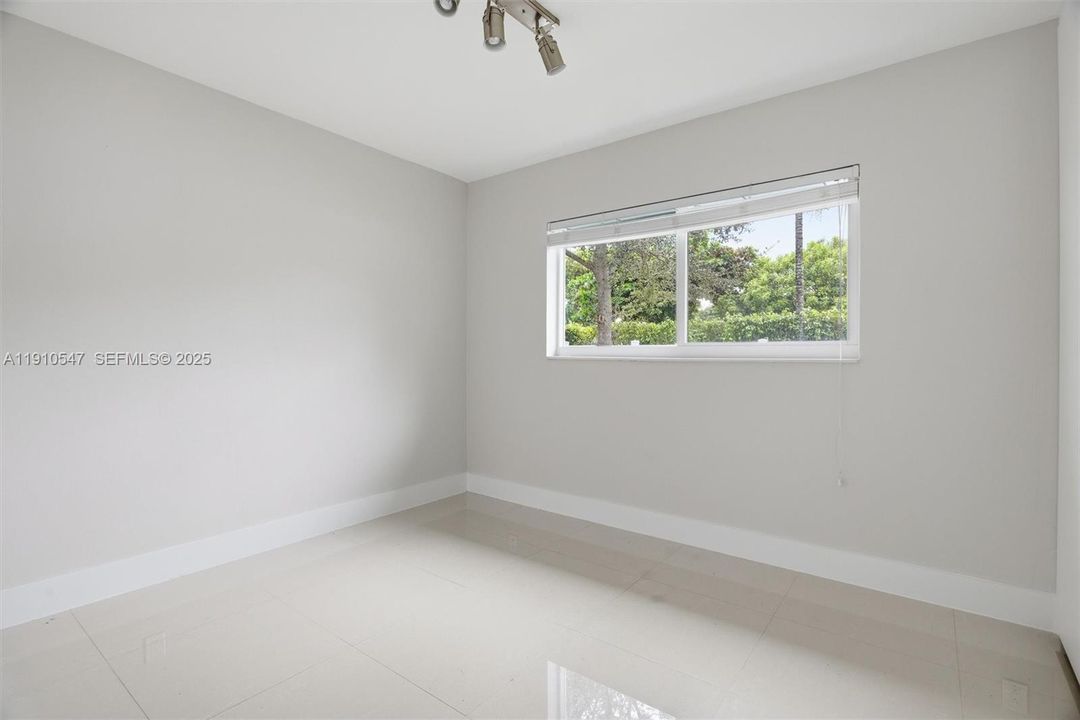 出租: $5,000 (3 贝兹, 2 浴室, 1387 平方英尺)