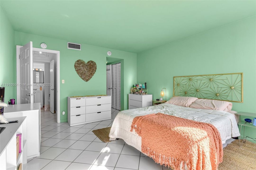 Activo con contrato: $214,999 (1 camas, 1 baños, 855 Pies cuadrados)