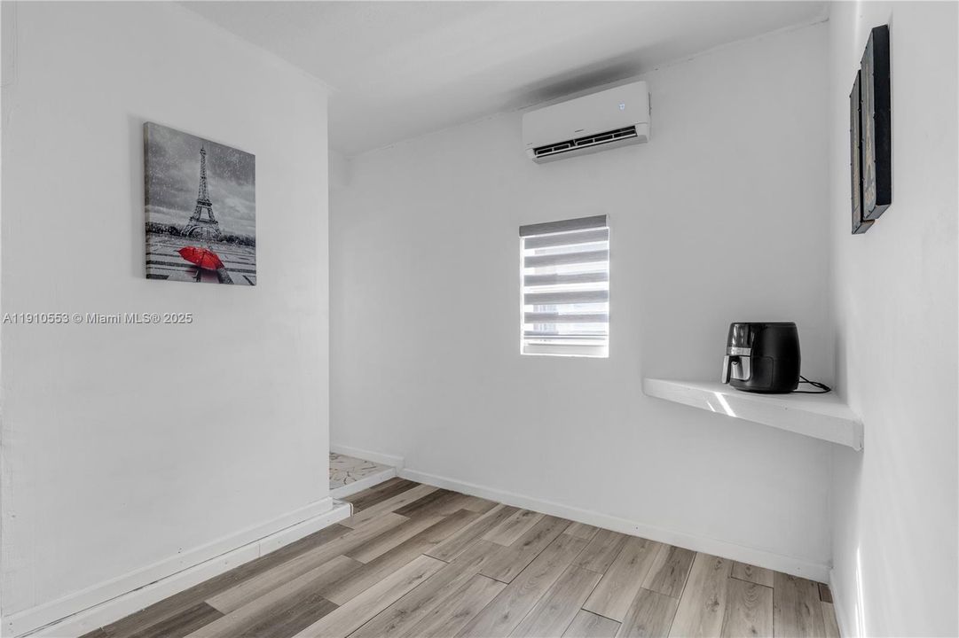 For Rent: $1,000 (1 beds, 1 baths, 1693 Square Feet)