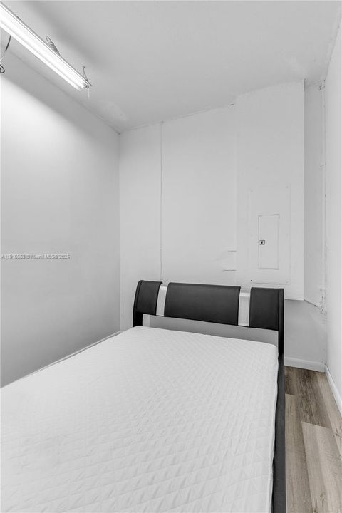 For Rent: $1,000 (1 beds, 1 baths, 1693 Square Feet)