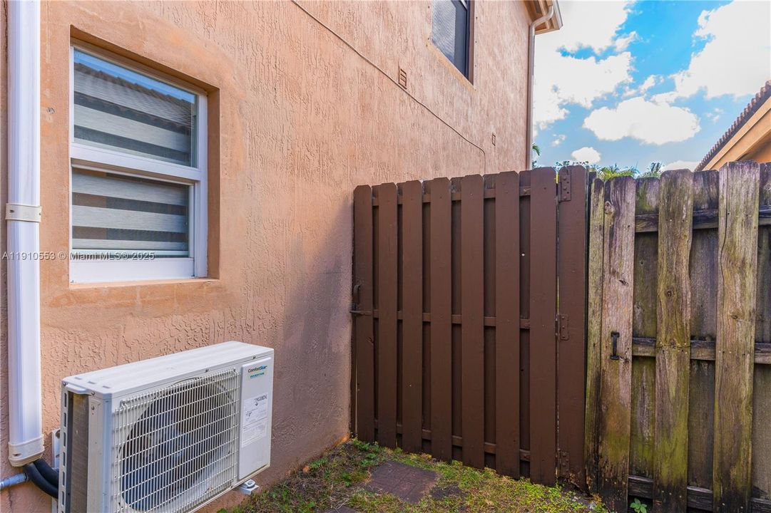 For Rent: $1,000 (1 beds, 1 baths, 1693 Square Feet)