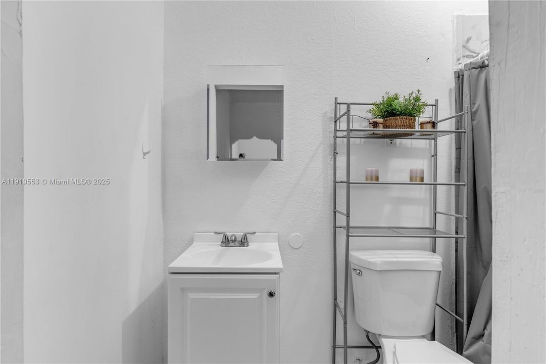 For Rent: $1,000 (1 beds, 1 baths, 1693 Square Feet)