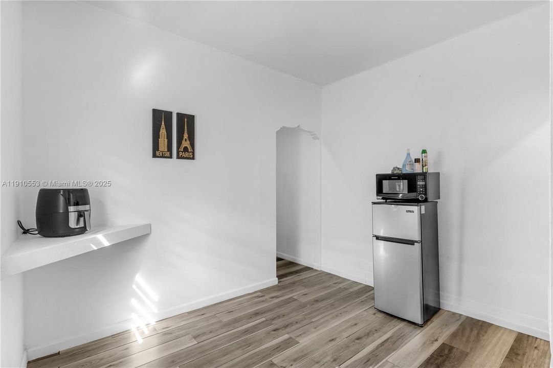 For Rent: $1,000 (1 beds, 1 baths, 1693 Square Feet)