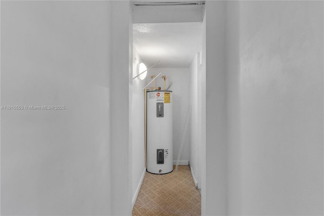 For Rent: $1,000 (1 beds, 1 baths, 1693 Square Feet)