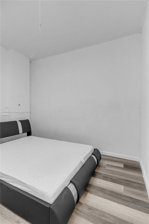 For Rent: $1,000 (1 beds, 1 baths, 1693 Square Feet)